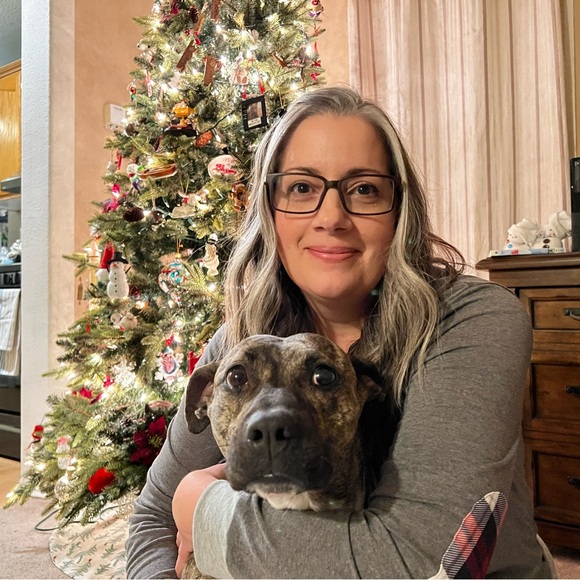 Hi 👋 I’m Tanja! I love Reselling great finds to add to your closet and home 😊 - Picture 2 of 16